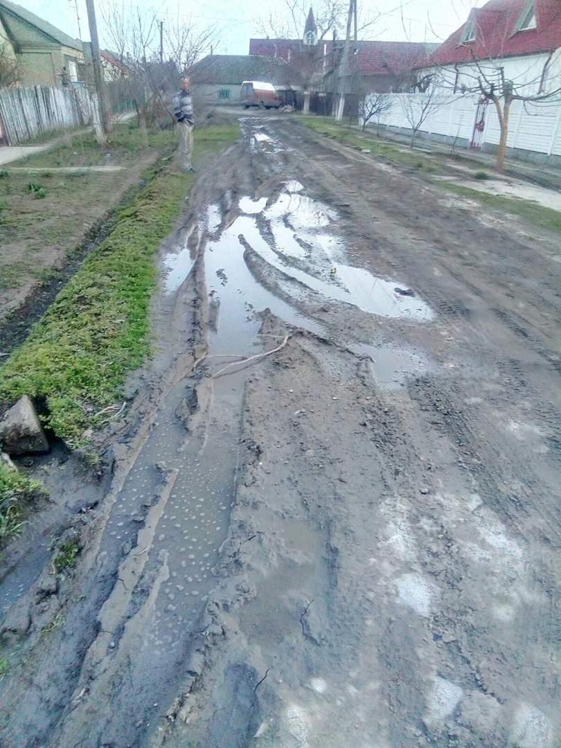 В Одесской области   жители жалуются на состояние дороги по, которой не может заехать ни скорая, ни такси (фото)