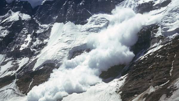 В швейцарских горах сошла лавина,  под снегом оказались 5 человек