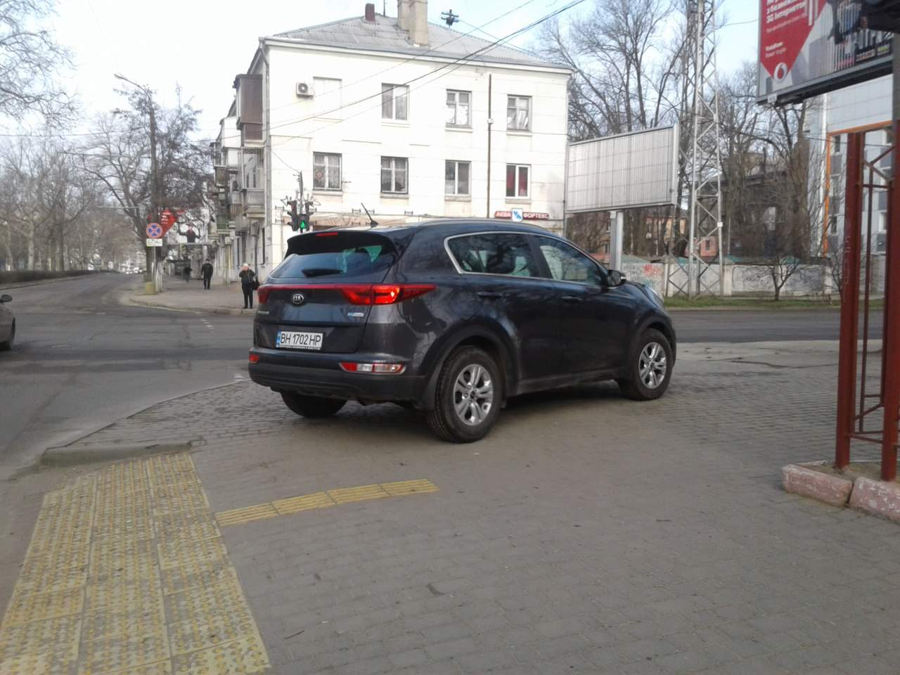 В Одессе  "мастер парковки" припарковался прямо у светофора на тротуаре (фото)