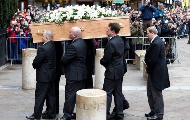 В Кембридже сотни людей простились с умершим физиком Стивеном Хокингом