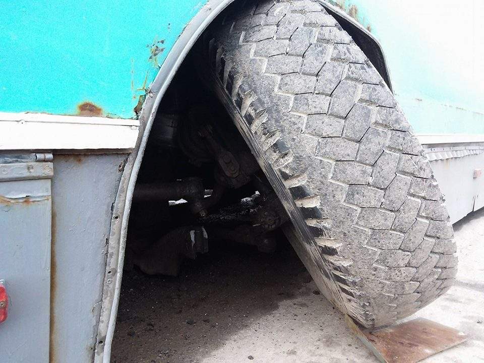 В Чернигове у троллейбуса прямо на ходу отвалилось колесо (фото)