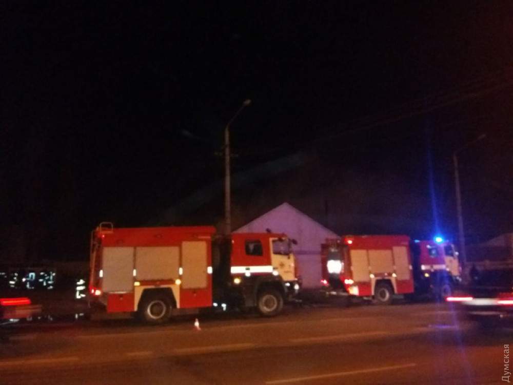 В Одессе в помещении столярного цеха возле АЗС возник пожар