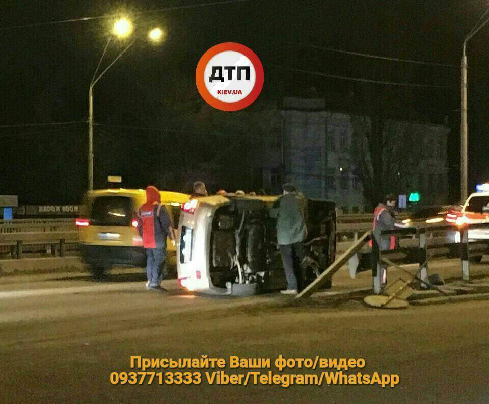 В Киеве  произошло ДТП с опрокидыванием и пострадавшими