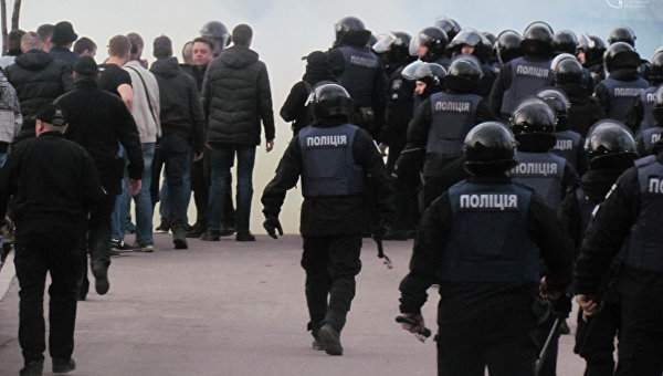 В Мариуполе в стычках полиции и футбольных фанатов, пострадали 9 полицейских