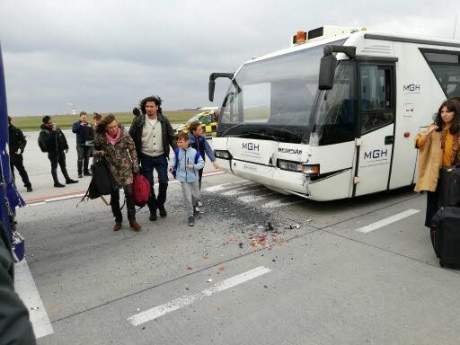 В аэропорту Будапешта на взлетно-посадочном поле произошло ДТП с пострадавшими (фото)
