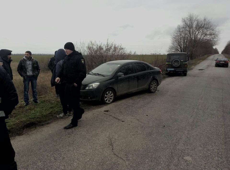 В Запорожской области двое пьяных с оружием устроили погоню за школьным автобусом с детьми