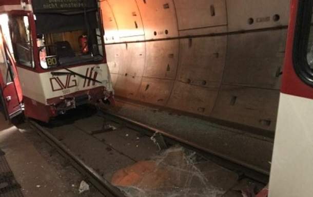В Германии в метро столкнулись два поезда,  пострадали около 35 человек