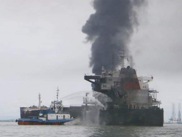 В Индонезии вблизи одного из портов из-за разлива горючего топлива произошел пожар (видео)
