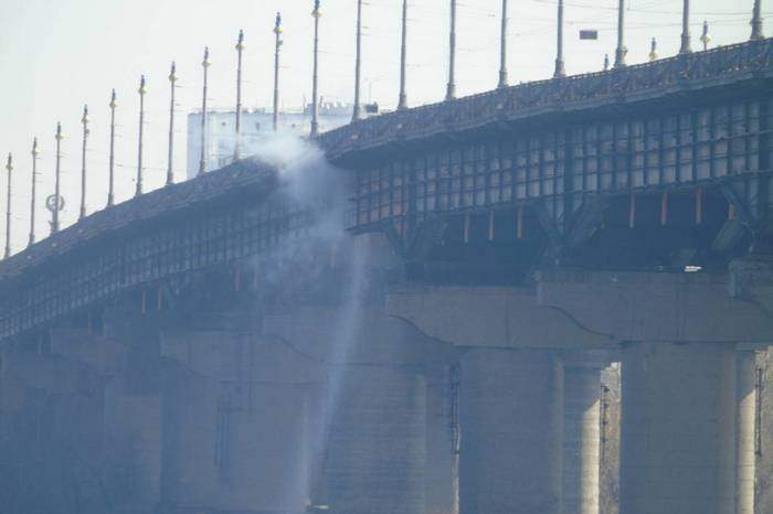 В центре Киева на мосту Патона образовался фонтан (фото)