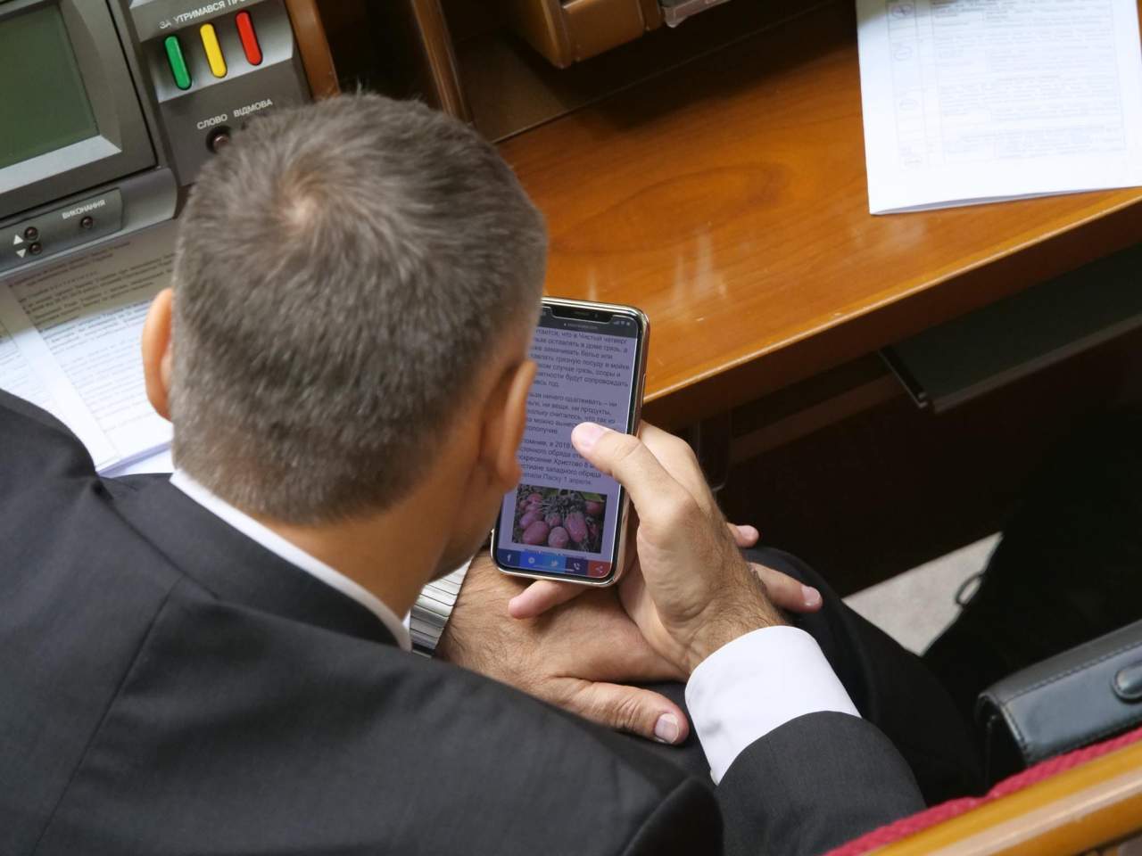 Активисты разместили фотографии "развлечения депутатов в Верховной Раде"