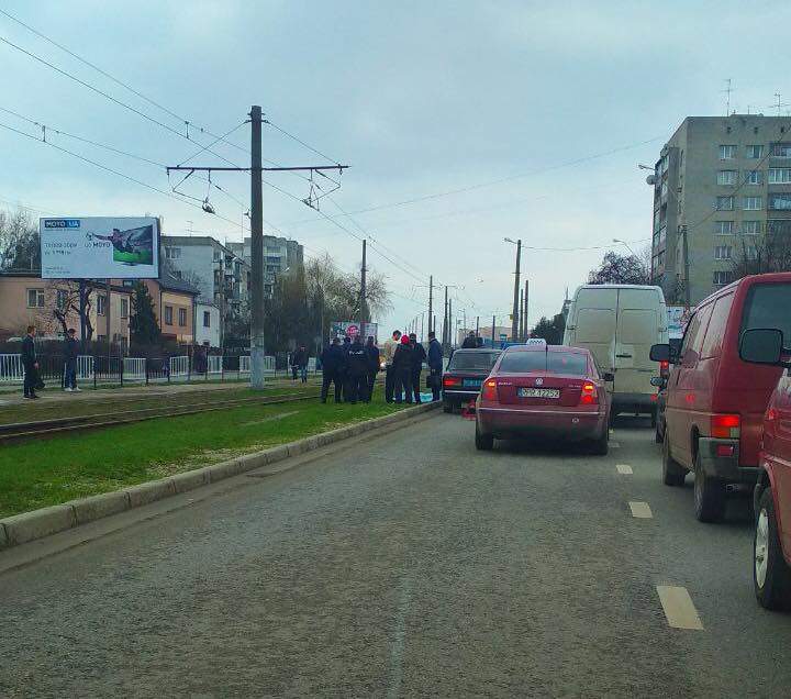Во Львове водитель вышел из авто и скончался (Фото)