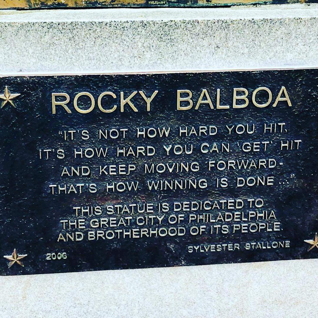 Сильвестр Сталлоне и мэр Филадельфии открыли мемориальную доску на статуе Рокки Бальбоа (фото)