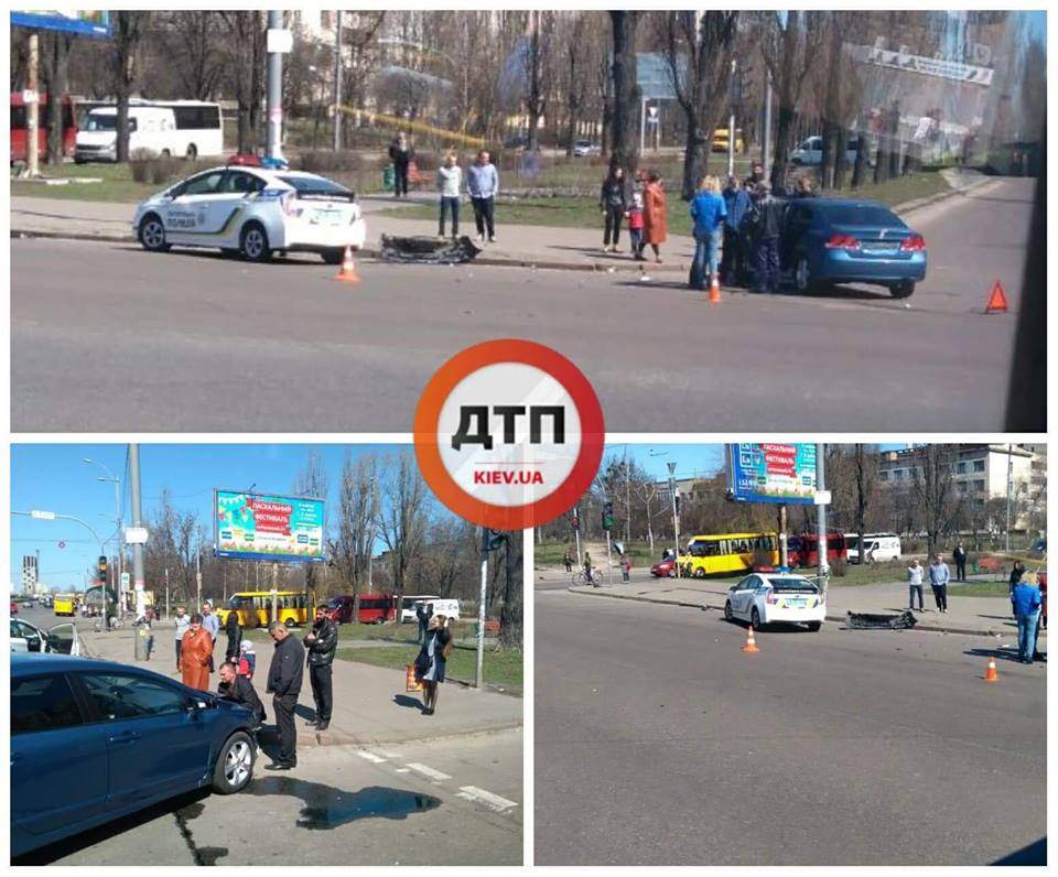 В Киеве возле станции метро столкнулись два легковых автомобиля