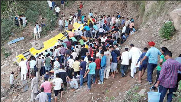 На севере Индии школьный автобус съехал в 30-метровое  ущелье