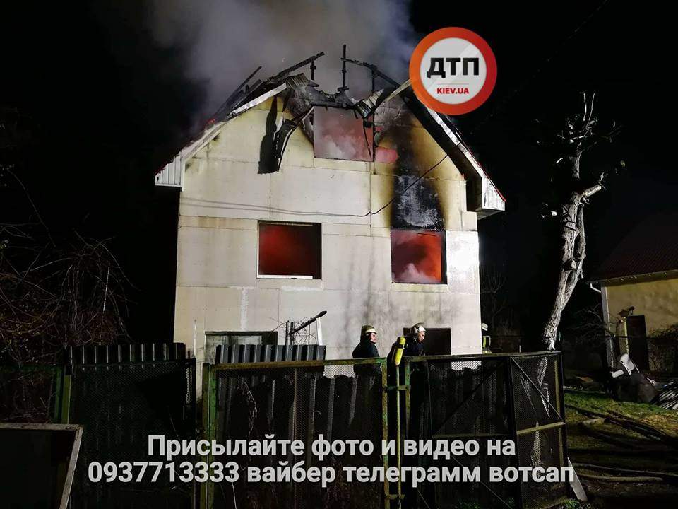 В Киеве горит жилой дом (фото) 