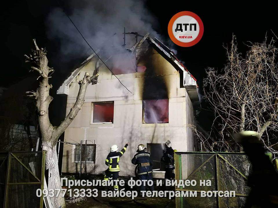 В Киеве горит жилой дом (фото)