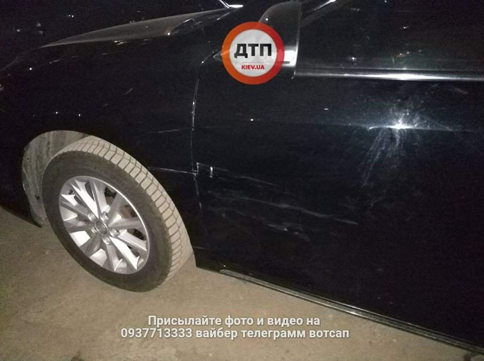 В Киеве пьяный водитель "вылетел" на парковку и протаранил 5 автомобилей