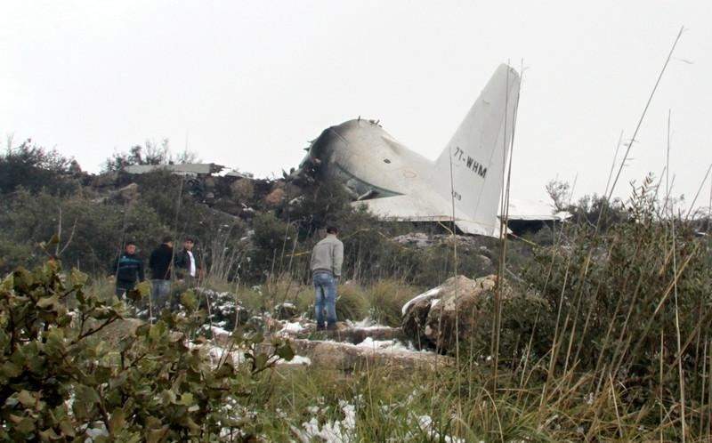 Число погибших в результате падения самолета в Алжире значительно возросло