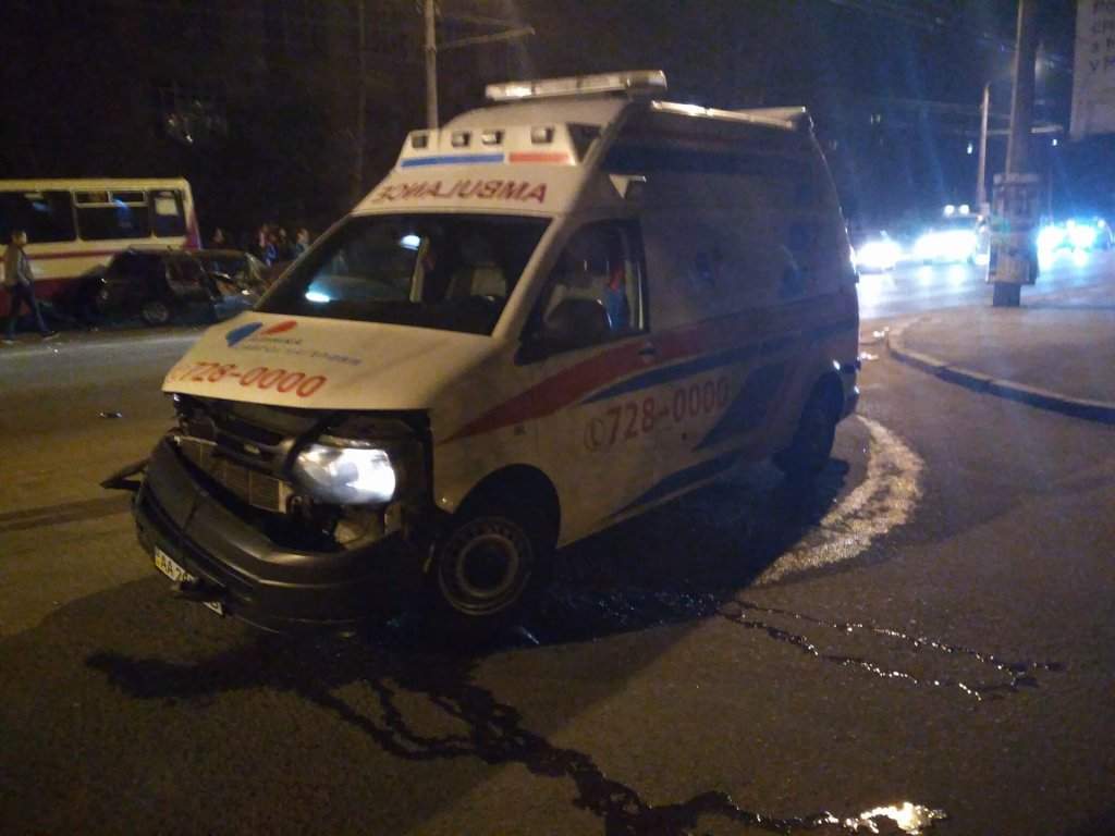 В Одессе столкнулись легковое авто и машина "скорой" (Фото) 