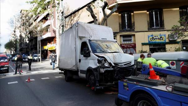 В Барселоне грузовик сбил группу пешеходов