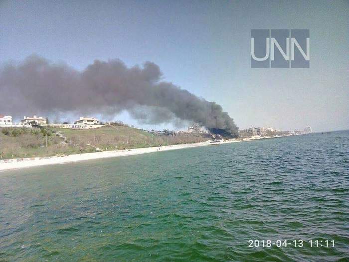 В Одессе горит ресторан (фото)