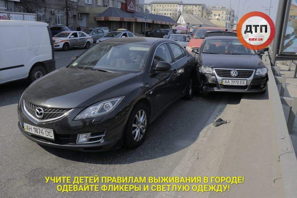 В Киеве произошло ДТП,  столкнулись три автомобиля (фото)