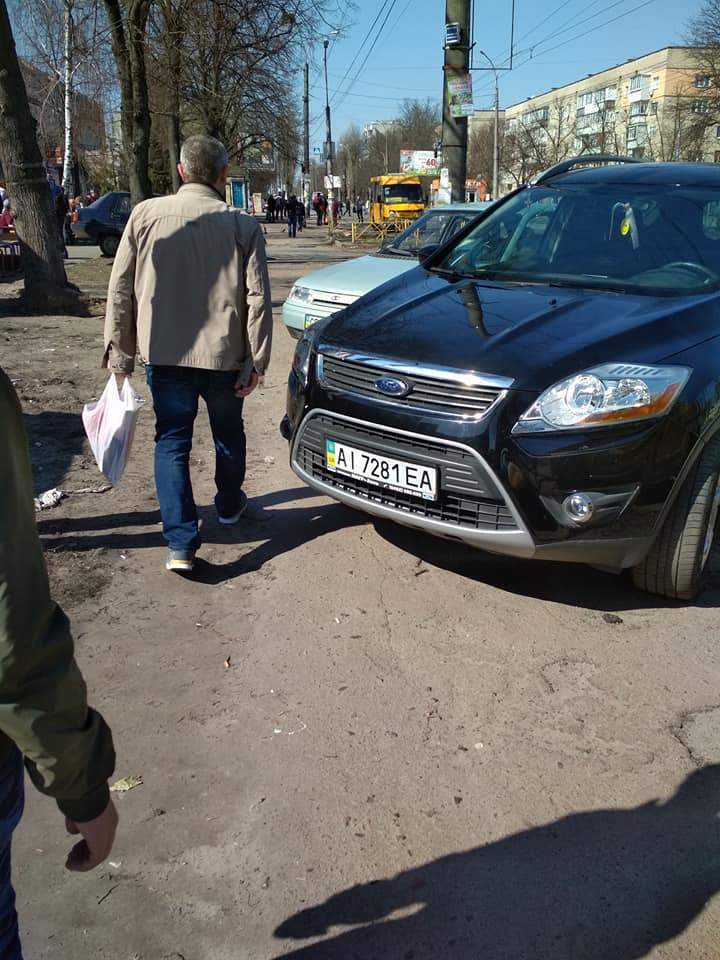 В Чернигове автомобили полностью заблокировали тротуар (фото)