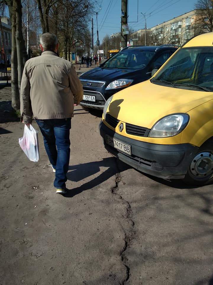 В Чернигове автомобили полностью заблокировали тротуар (фото)