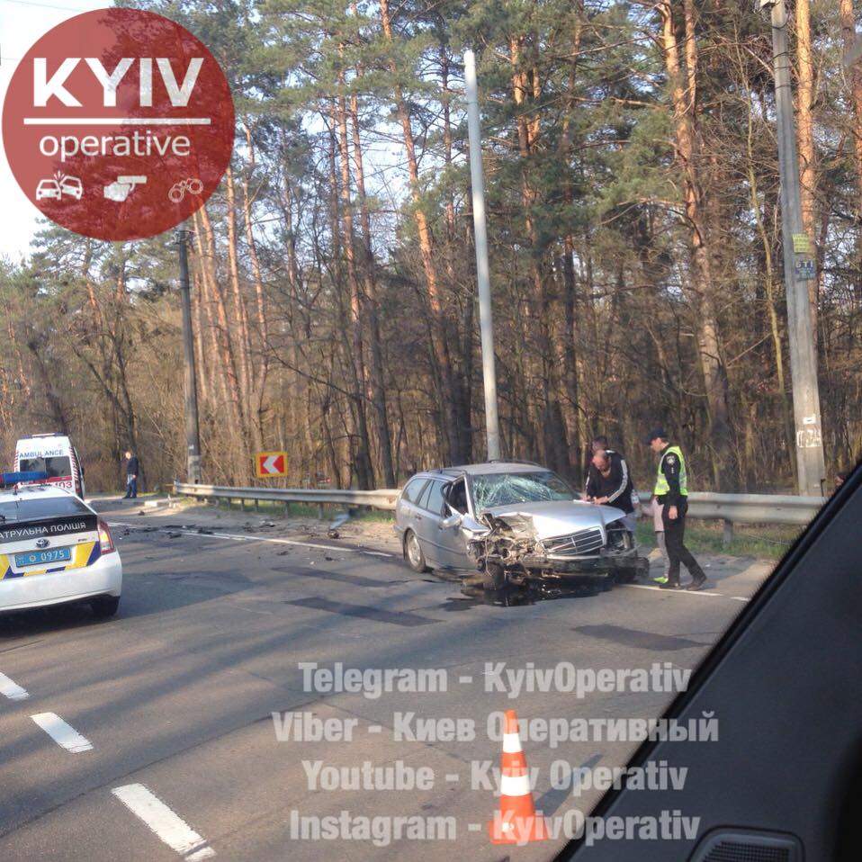 Под Киевом произошло лобовое ДТП, есть пострадавшие(фото)