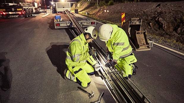В Швеции открыта  дорога, которая заряжает электромобили в процессе движения
