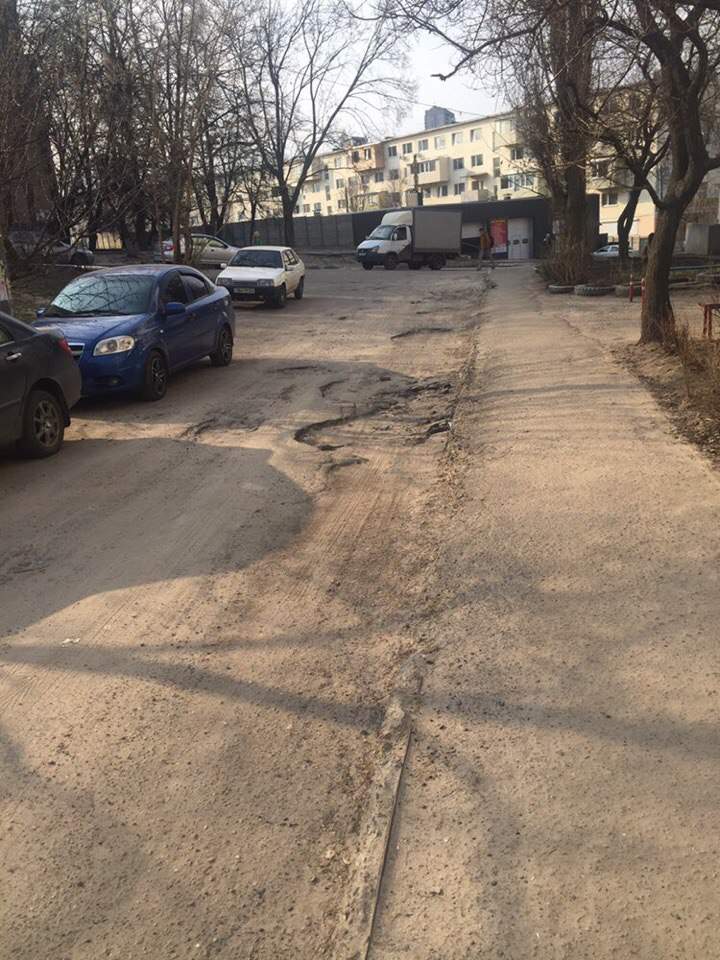 В Харькове в одном из дворов после этой зимы совсем "исчез" асфальт