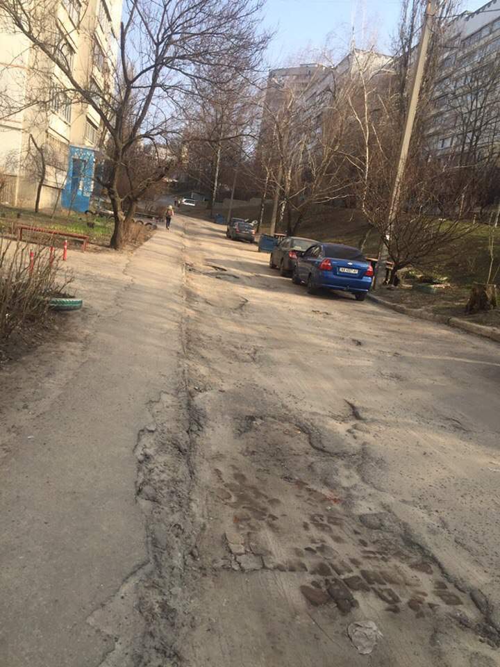 В Харькове в одном из дворов после этой зимы совсем 