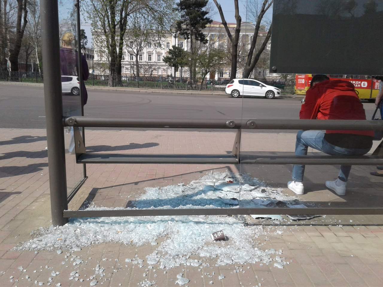 В Одессе разбили остановку общественного транспорта (Фото) 