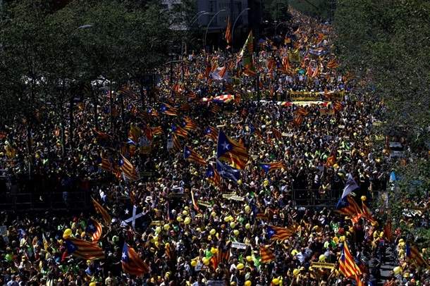В Барселоне сотни тысяч человек вышли на улицы в поддержку  арестованных лидеров движения за независимость Каталонии
