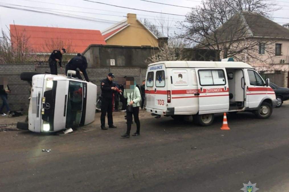 В Одессе столкнулись грузовик и маршрутка, 11 человек пострадали 