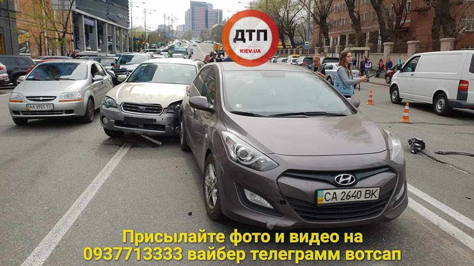 В Киеве произошло пьяное ДТП,  разбито 3 авто, есть пострадавшие (фото)