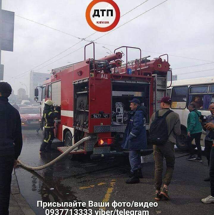 В Киеве на Караваевых дачах  загорелся МАФ