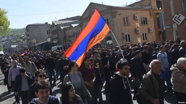 В Ереване началось многотысячное шествие сил оппозиции