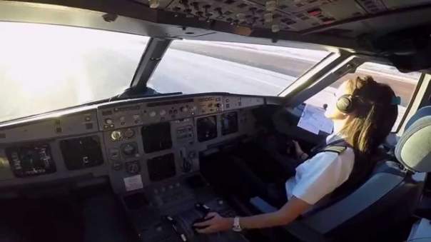 В США женщина-пилот осуществила сложнейшую посадку поврежденного самолета