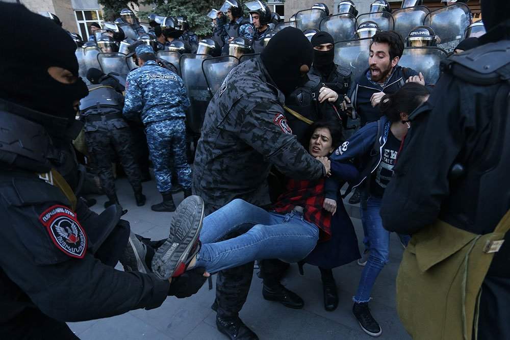 В Ереване задержали 11 активистов оппозиции