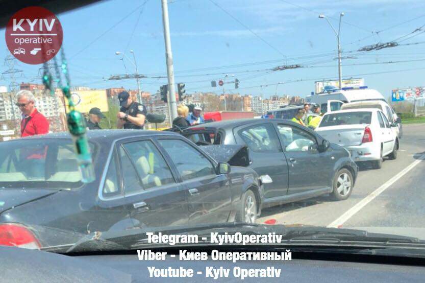 Масштабное ДТП в Киеве: 4 пострадавших, среди которых ребенок (фото)