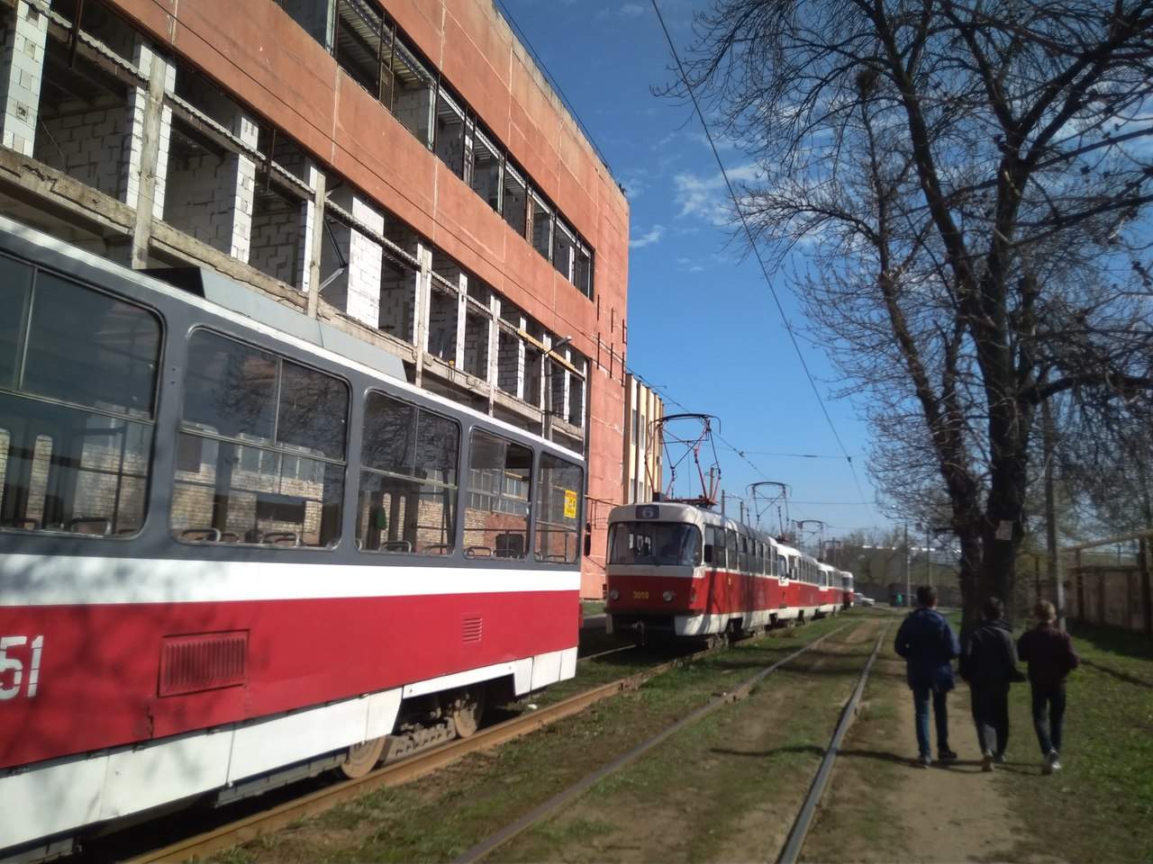В Харькове упала опора электролиний, повреждены трамвайные провода (фото)