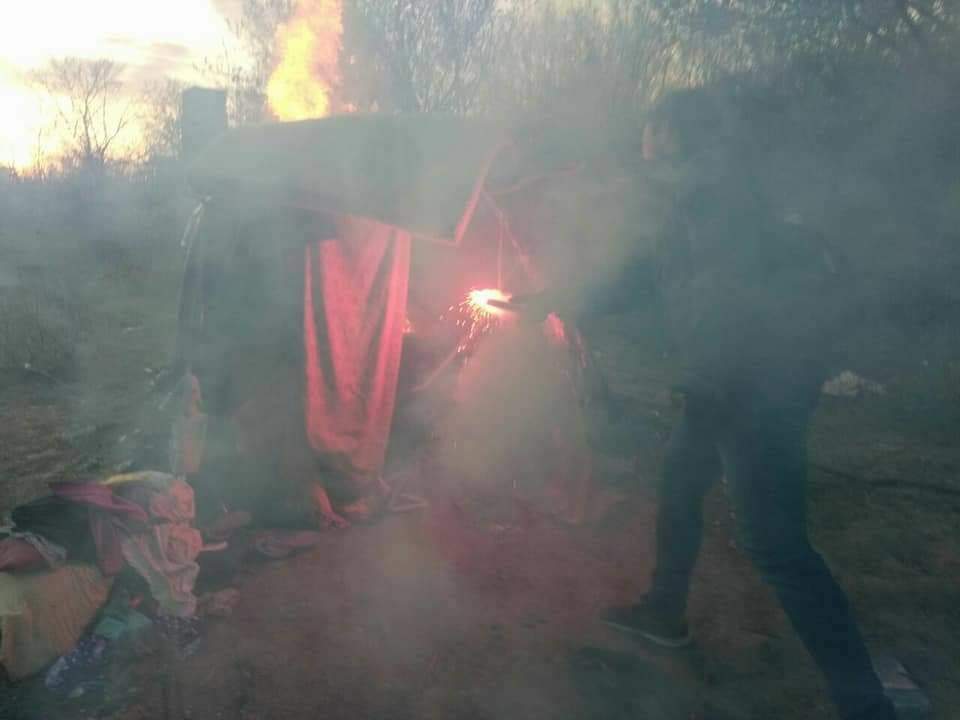 В Киеве радикалы "С14" выгнали лагерь с цыганами из парка (фото)