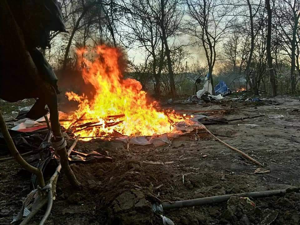 В Киеве радикалы "С14" выгнали лагерь с цыганами из парка (фото)