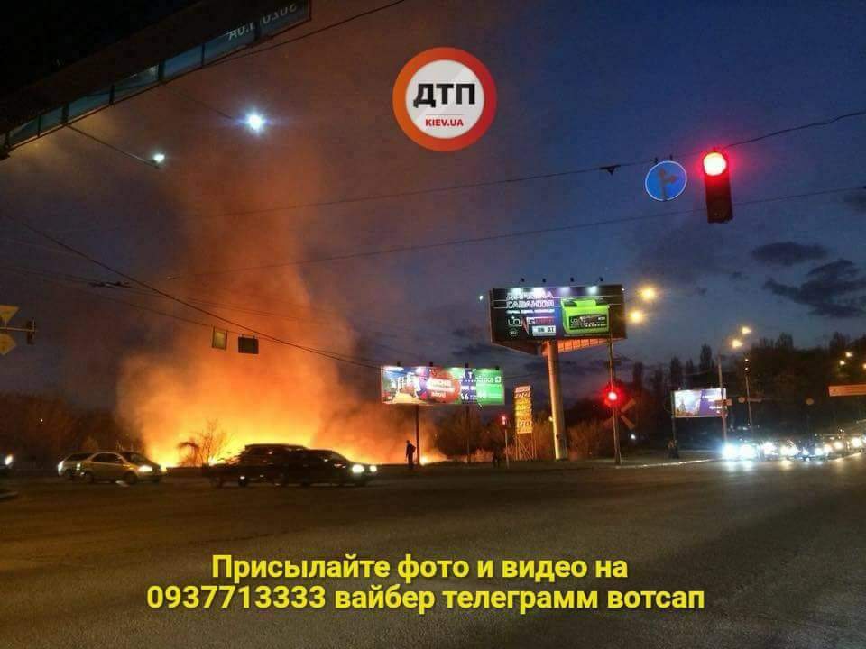 В Киеве рядом с рестораном  произошел  масштабный пожар (фото)