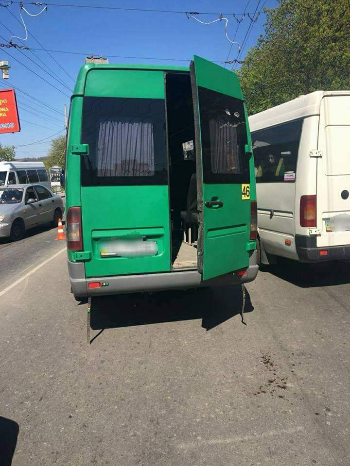 В Киеве из маршрутки через заднюю дверь выпала женщина (фото)