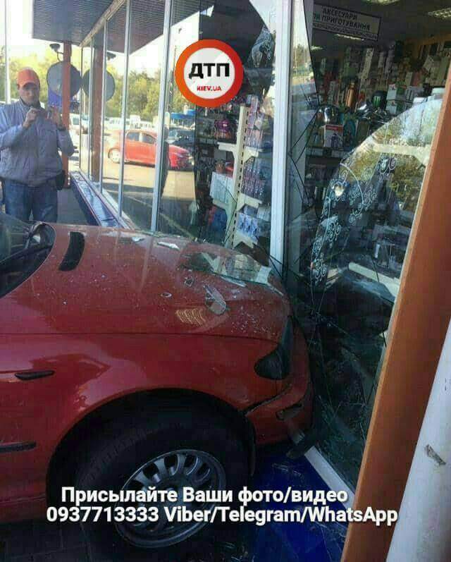 В Киеве девушка-водитель  протаранила 4 авто на паркинге и остановилась в витрине "Эпицентра" (фото)