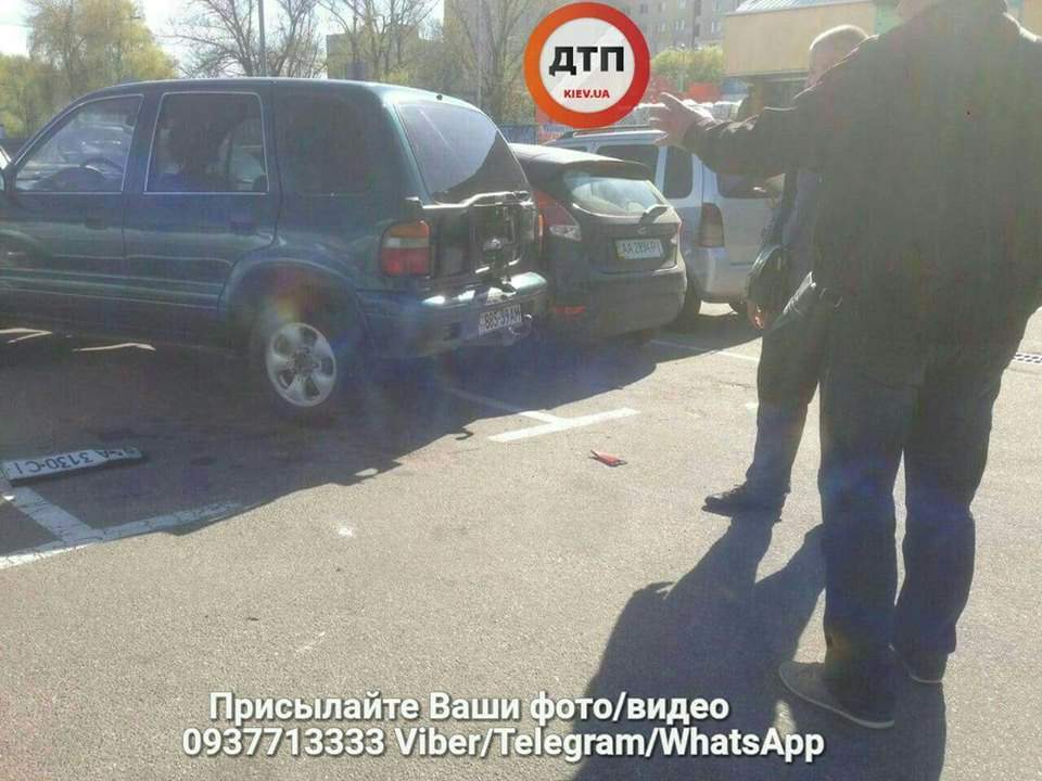 В Киеве девушка-водитель  протаранила 4 авто на паркинге и остановилась в витрине "Эпицентра" (фото)