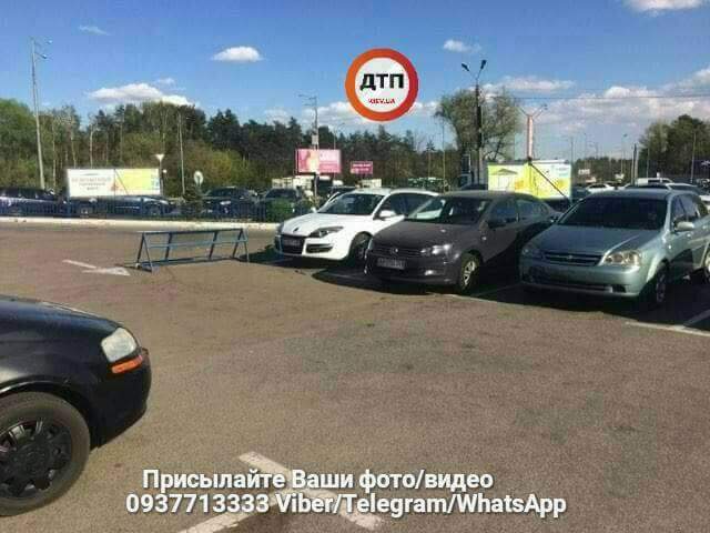 В Киеве девушка-водитель  протаранила 4 авто на паркинге и остановилась в витрине 