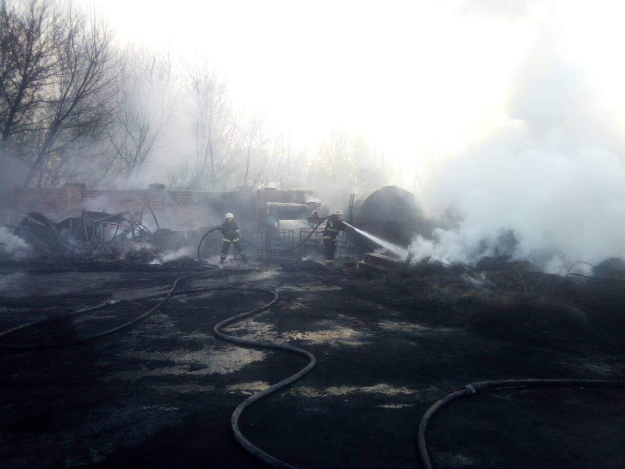 В Черкассах  возник масштабный пожар на открытой площадке промышленной зоны (фото)